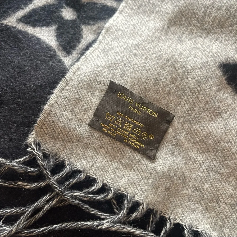 Louis Vuitton Gray and Black Scarf - Picture 3 of 3